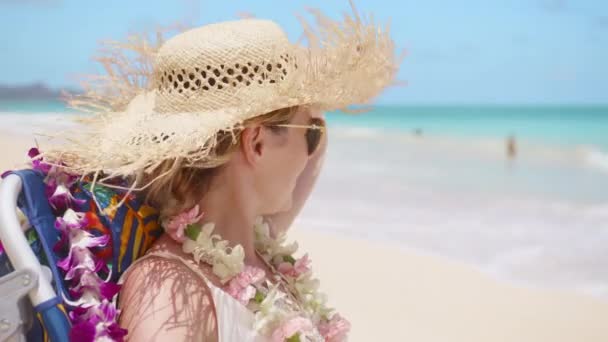 女性在豪华的度假胜地休闲的肖像 有着美丽的蓝色海洋景色 年轻美丽的女人在阳光灿烂的暑假看着大海 夏威夷瓦胡岛热带度假胜地温泉度假4K — 图库视频影像