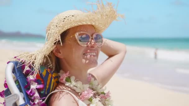 Молода Красива Жінка Дивиться Океан Сонячний Літній Відпочинок Тропічний Курортний — стокове відео