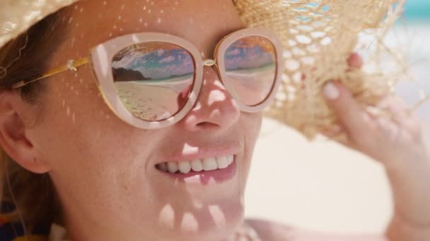 Retrato Una Hermosa Mujer Caucásica Sonriendo Mirando Impresionante Playa Del — Vídeo de stock
