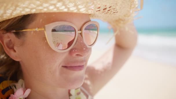 Schöne Stylische Frau Berührt Ihre Goldene Sonnenbrille Frauen Genießen Schönen — Stockvideo