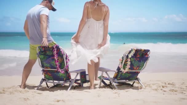 素晴らしい青い海で手を握る恋に落ちた男と女 ハワイ アメリカのオアフでの夏休みの旅行者カップル ビーチチェアに裸足を歩く美しい振りドレスの若者たち — ストック動画