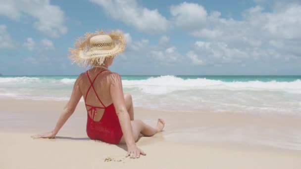 Щаслива Жінка Насолоджується Сонцем Червоному Купальнику Пляжі Тонка Дівчина Купається — стокове відео