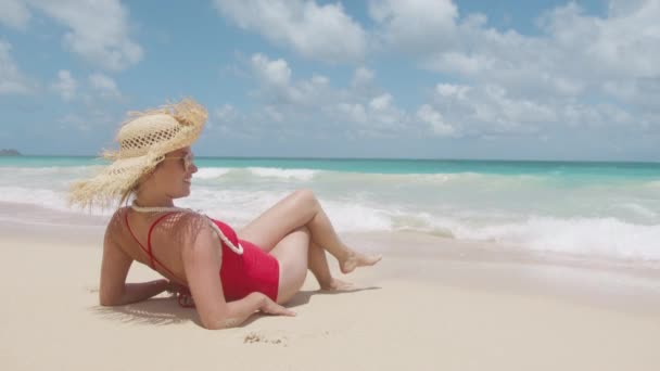 Ефектний Вид Красиву Модель Жінки Червоному Купальнику Лежить Білому Піщаному — стокове відео