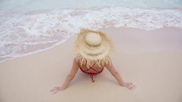 Geniş Hasır Şapkalı Kadın Islak Kumlu Sahilde Uzanmış Sıcak Okyanus — Stok video