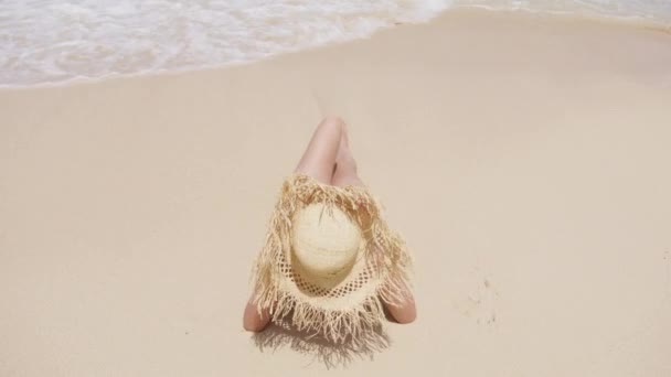 トップビューガールは 強い泡立った海の波で洗い流され 濡れています 面白いコミック旅行の背景 砂浜に広いわら帽子を被っている若い女性 オアフ島ハワイでの夏休み — ストック動画