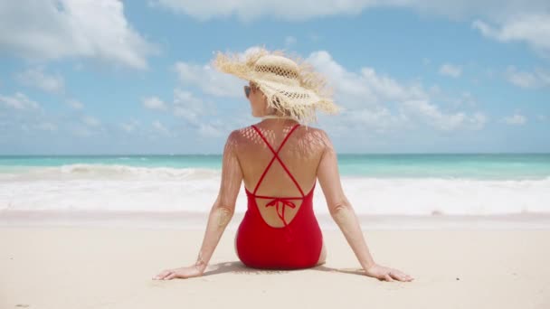 Widok Tyłu Kobieta Czerwonym Stroju Kąpielowym Słomkowym Kapeluszu Cieszyć Się — Wideo stockowe