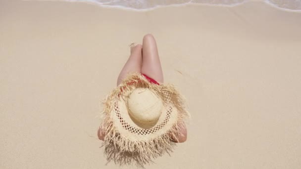 Overhead Tiro Chica Elegante Playa Con Flecos Sombrero Paja Amplio — Vídeo de stock