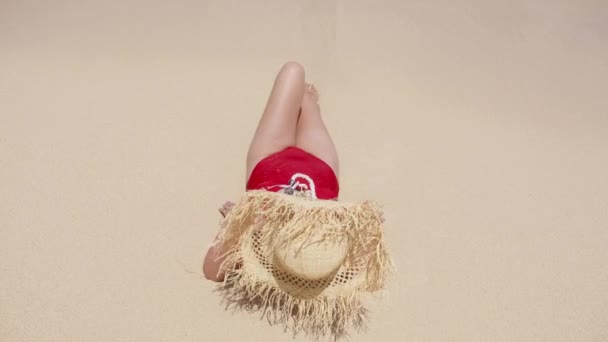 섹시한 수영복에 머리를 해변에 Boho 프린지 Tanning에 — 비디오