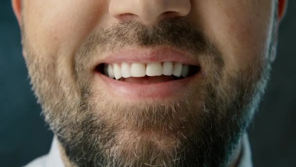 Закройте Улыбающиеся Белые Зубы Бородатый Мужчина Среднего Возраста Темно Сером — стоковое видео