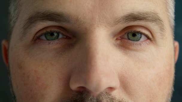 Чоловік Відкриває Закриті Очі Дивиться Прямо Камеру Середнього Віку Сіроока — стокове відео