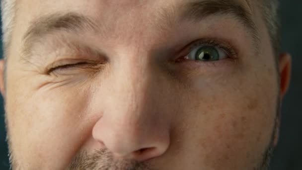 Zabawny Mężczyzna Uśmiechniętymi Zielonymi Oczami Mrugający Robiący Głupie Miny Grymaszący — Wideo stockowe