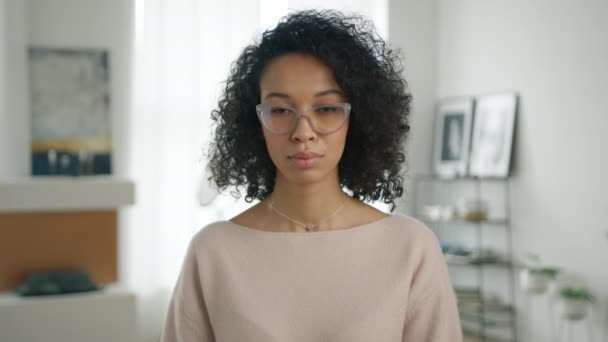 Ritratto Donna Intelligente Colore Occhiali Posa All Interno Del Soggiorno — Video Stock