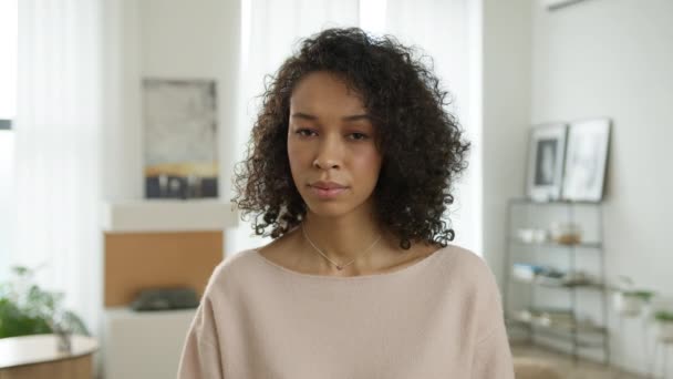 Portrett Forvirret Kvinne Fargespørsmål Frowning Bryn Usikkerhet Hesittende Multietnisk Elegant – stockvideo