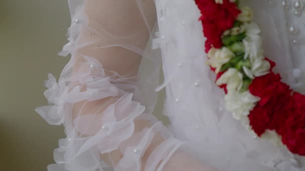 Kamera Gelinlik Kayarken Boho Nun Düğün Görüntüsünün Detaylarını Gösteriyor Saf — Stok video