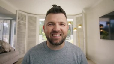 Komik komedyen, olumlu bir gülümsemeyle video görüşmesini bitiriyor, hoşça kal diyor ve el sallıyor. Aniden sıkılmış yüzle gülümsemeyi bırak, rahatça iç çek ve gözlerini yuvarla, ekranı kapatmak için tıkla.