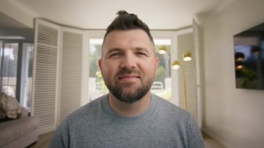 Web kamerası görüntüsü olumlu iş başvurusu video çağrısını başlatan ve el sallayarak selam veren kişi. Şirket konferansında gülümseyen erkek. Olgun yakışıklı iş adamı kameraya konuşuyor. 40 'lı yaşlarda iş görüşmesi yapan bir adam.