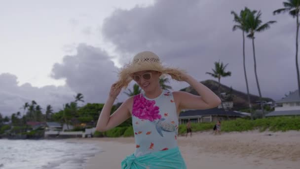 Gelukkige Vrouwelijke Reiziger Genieten Van Filmische Tropische Natuur Zomervakantie Glimlachende — Stockvideo