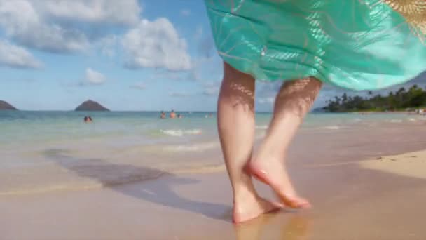 Donna Bellissimo Pareo Ondulato Cappello Paglia Passeggiando Vicino Alla Spiaggia — Video Stock