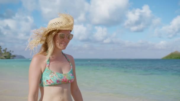 Счастливое Лицо Молодой Женщины Золотых Солнцезащитных Очках Наслаждающейся Бризом Море — стоковое видео