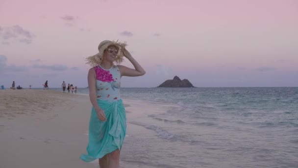 이국적인 하와이 풍경에서 오아후 4K에서 수있는 파란색 파레오에서 매력적인 맨발의 — 비디오
