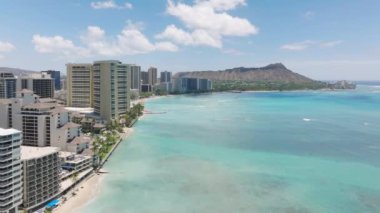 Dünyaca ünlü Diamond Head eski Oahu Adası sineması. Yanardağ Elmas Kafa ile ikonik Hawaii doğa manzarası. İnsansız hava aracı Waikiki sahilinde açık mavi okyanusun üzerinde uçuyor.