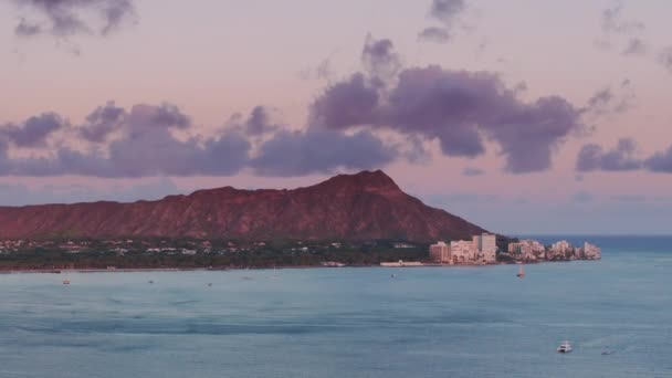 风景秀丽的火山钻石头在美丽的粉色夕阳下 紫色的云彩在山上飘扬 世界著名的地标钻石头火山在瓦胡岛的电影天线 夏威夷自然景观 — 图库视频影像