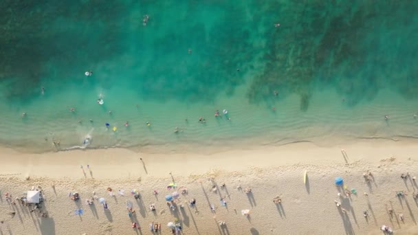 天堂岛旅游目的地复制背景 家庭日光浴和游泳在美丽的威基基海滩夏威夷美国 人们在海滨享受暑假时 头顶上的空中射击 — 图库视频影像