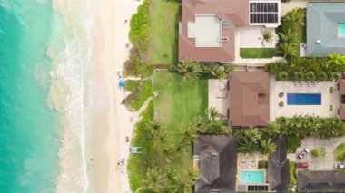 Satılık gayrimenkul işi için arka planda bir kopyası. Kailua 'da mavi havuzlu pahalı bir sahil villası. Lüks yaşam tarzı Oahu USA 4K. Hawaii Adası manzaralı mülkler