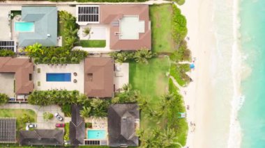 Kailua 'da mavi havuzlu pahalı bir sahil villası. Lüks yaşam tarzı Oahu USA 4K. Hawaii Adası manzaralı mülkler. Satışa sunulacak en iyi emlak sektörü