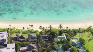 Hawaii Adası 'ndaki deniz manzaralı arazide insansız hava aracı atışı. Gayrimenkul satışı, arka planın kopyasını sunuyor. Lanikai köyünde pahalı sahil villaları ve kulübeler. Lüks yaşam tarzı Oahu USA 4K