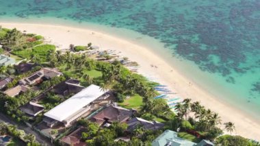 Lanikai köyünde pahalı sahil villaları ve kulübeler. Lüks yaşam tarzı Oahu USA 4K. Gayrimenkul satışı, arka planın kopyasını sunuyor. Hawaii Adası 'ndaki deniz manzaralı arazide insansız hava aracı vuruldu.