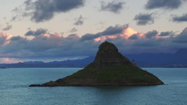 Chineses Chapéu Pirâmide Silhueta Roxo Por Sol Nuvens Ilha Mokolii — Vídeo de Stock