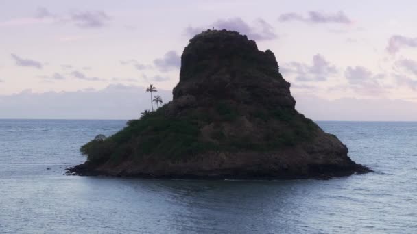 Chinamans Chapeau Pyramide Île Sur Fond Ciel Bleu Pastel Impressionnante — Video