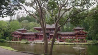 Manzaralı Budist tapınağı. Zen meditasyon konsepti. Tapınak Vadisi 'ndeki Koolau Dağları' ndaki Sinema Byodo-In Tapınağı. Oahu Adası Hawaii 'de Japon tarzı mimari dini bina