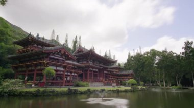 Japonya 'nın Kyoto bölgesindeki Uji' deki 900 yıllık Budist tapınağının bir kopyası olarak Byodo-In Tapınağı 'nın zamanaşımı. Oahu Adası 'ndaki seyahat yeri. Hawaii' deki Byodo-in Tapınağı Budizm dini binası.