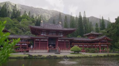 Tapınak Vadisi 'ndeki Koolau Dağları' ndaki Sinema Byodo-In Tapınağı. Oahu, Hawaii 'de Japon tarzı mimari bir bina. Tapma, meditasyon konsepti. Budist tapınağı.