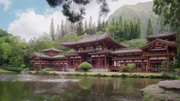 하와이 오아후의 아름다운 일본식 공원의 계곡에있는 Koolau 산맥의 시네마틱 Byodo — 비디오
