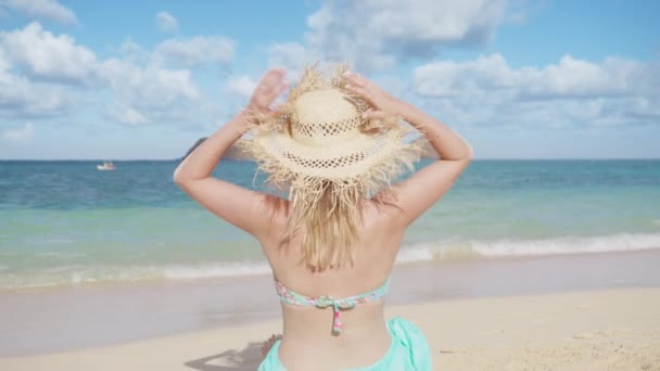 휴가에 비키니에 여행자 리조트에서 여름을 즐기는 Fringed 모자에 하와이 기쁘게 — 비디오