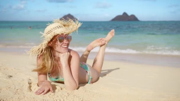 Una Viaggiatrice Sorridente Che Manda Baci Aerei Qualcuno Sulla Spiaggia — Video Stock