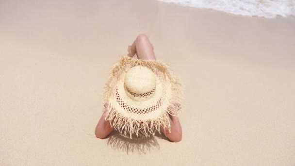 Overhead Sombrero Ancho Que Cubre Cuerpo Mujer Con Las Piernas — Vídeo de stock