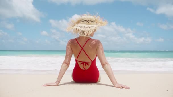Turizm Konsepti Yavaş Çekim Kırmızı Mayolu Püsküllü Hasır Şapkalı Kadın — Stok video