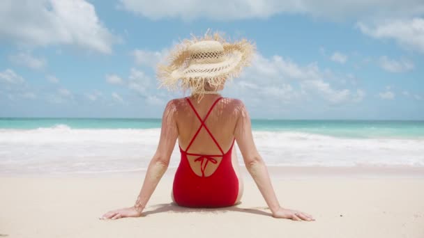 Rückseite Fröhlich Tanzende Frau Rotem Badeanzug Mit Wehendem Kopf Und — Stockvideo