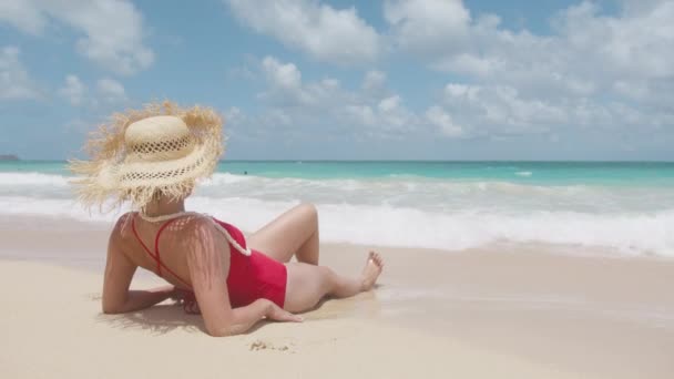 Женщина Загорает Голубом Небе Летний Туризм Гавайях Оаху Модель Стройным — стоковое видео
