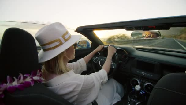 Side View Νεαρή Ξανθιά Γυναίκα Επικεντρώθηκε Στην Οδήγηση Μετατρέψιμο Αυτοκίνητο — Αρχείο Βίντεο