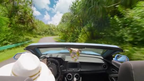 Kobieta Białym Kapeluszu Czuje Się Swobodnie Podczas Jazdy Samochodem Letnia — Wideo stockowe