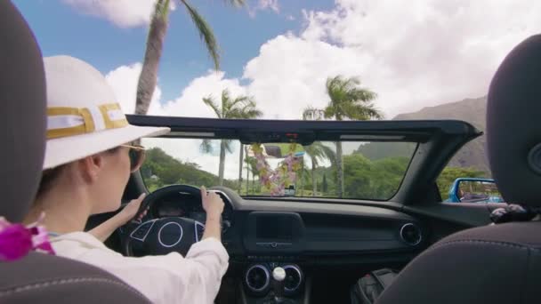 Конвертований Сучасний Автомобіль Вид Ззаду Стильну Жінку Яка Керує Тропічним — стокове відео