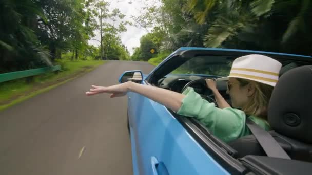 Arkaya Bakan Mutlu Gezgin Kadın Sallıyor Manzaralı Yeşil Tropikal Adanın — Stok video