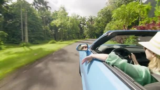 아름다운 배경에 드라이버에 컨버터블 자동차에서 뒤보기 빠르게 운전하는 공기를 행복한 — 비디오