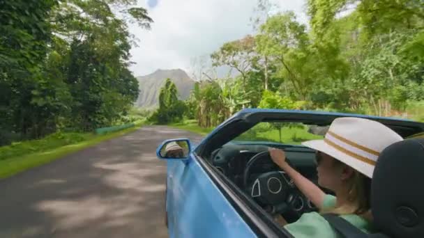 Ευτυχισμένο Κορίτσι Μπλε Αυτοκίνητο Μετατρέψιμο Απολαμβάνοντας Θερινή Ημέρα Και Την — Αρχείο Βίντεο