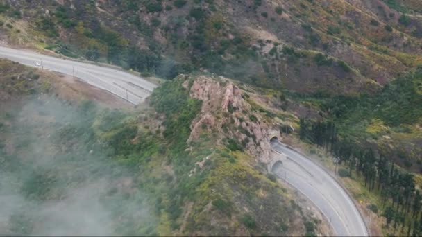 Drone Záběr Malého Tunelu Horách Santa Monica Mlhavého Počasí Malibu — Stock video